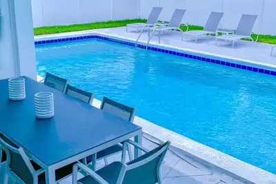 Image de Maison Contemporaine Tropicale, Piscine PRIVÉE, À Pied De La Plage, Commerces Et Restaurants!