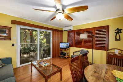 Image de Vue sur le jardin tropical dans une propriété en bord de plage-Kihei Kai Unit 17