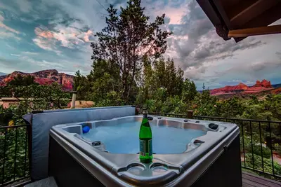 Image de Complètement rénové 5 chambres 4. 5 maison de bain avec vue imprenable, bain à remous privé et plus!