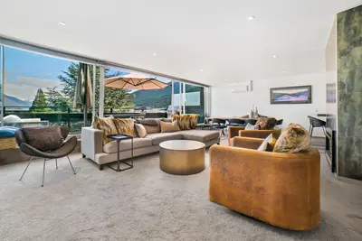 Image de Vues à couper le souffle | À quelques minutes du centre-ville | Luxe moderne et spacieux