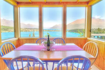 Image de Charme alpin confortable | Panoramique sur la montagne et le lac | Kiwi Gem