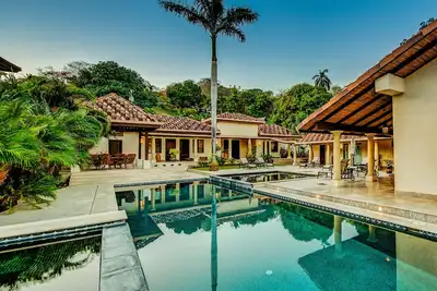 Image de Villa de classe mondiale Flamingo en bord de mer avec 5 suites de chambres au bord de la piscine! !