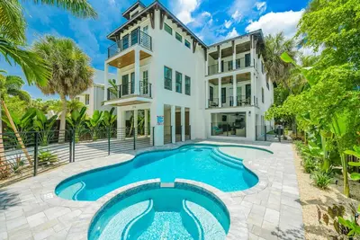 Image de Maison neuve! 21 personnes - Piscine chauffée privée - Distance de marche jusqu'à la rue Chez Armand!