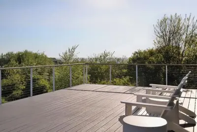 Image de Lovely Home with quaint living spaces and 180 views of the Atlantic Ocean.