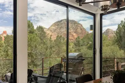 Image de Custom Luxury Home avec vue à 180 degrés et bain à remous - 6 personnes