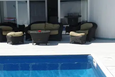 Image de Contemporain spacieux avec piscine et tennis