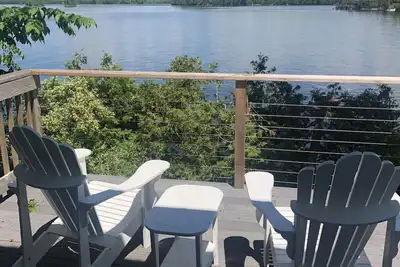 Image de Chalet au bord du lac magnifiquement rénové avec 2 chambres et grand grenier