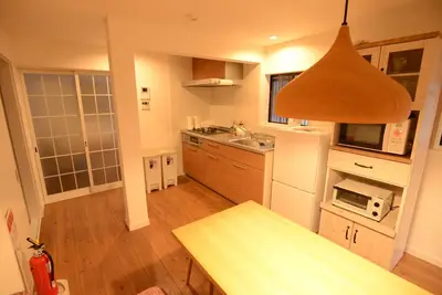 Image de 【Kyoto · Higashiyama】 L'une des cinq maisons en bois modernes traditionnelles entièrement rénovées autour d'un petit jardin