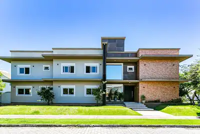 Nouveau Maison avec 07 chambres, piscine et emplacement unique, vérifiez-le! !