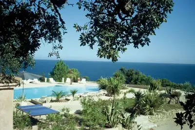 Image de Superbe villa sur la mer ou sur les jardins avec piscine à Solenzara en Corse
