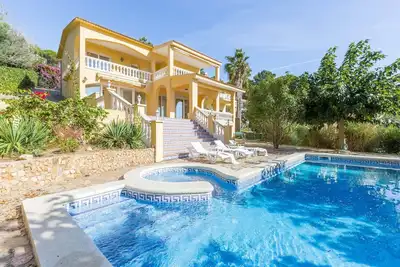 2cora01 - Belle maison de 3 chambres avec jardin et piscine privée située près de la plage