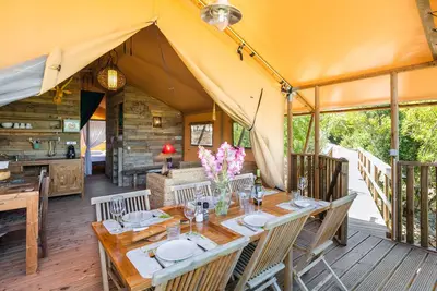 Image de Tente de glamping de luxe avec des influences balinaises jusqu'Ă 6p.