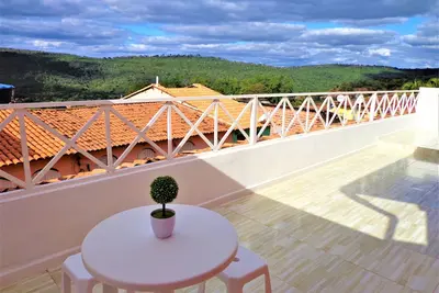 Image de Grande maison w / saison en feuilles, surplombant la ville et les montagnes.