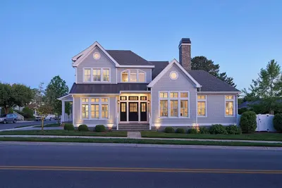 Image de Nouvelle construction - juin 2019 avec piscine chauffée - 5 Br, 4. 5 Ba Piscine creusée chauffée