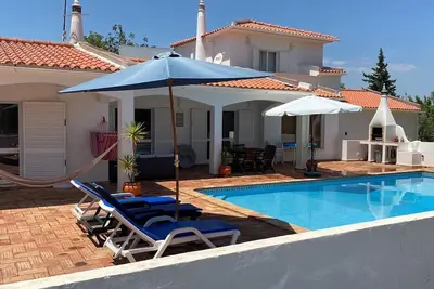 Belle villa avec piscine privée, terrasse, jardin et aire de jeux