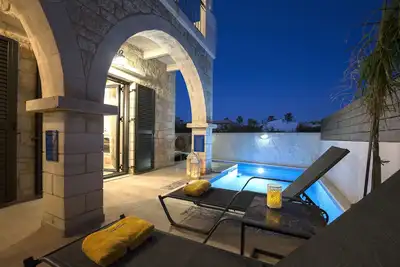 Image de Villa Christy à 150 mètres de la plage avec piscine privée et cheminée