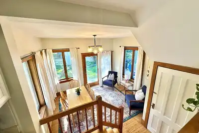 Image de Trackside Bungalow - Great Location