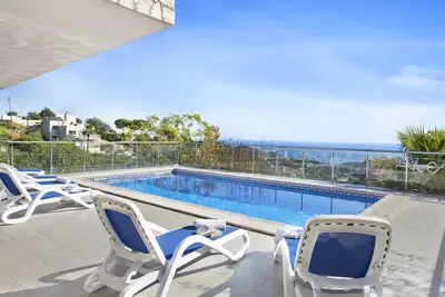 2gar01 - Belle maison avec piscine privée et belle vue mer située près de la plage