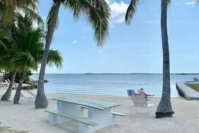Image de Récemment rénové! Superbe plage / vue directe sur l'eau! Apportez votre bateau!