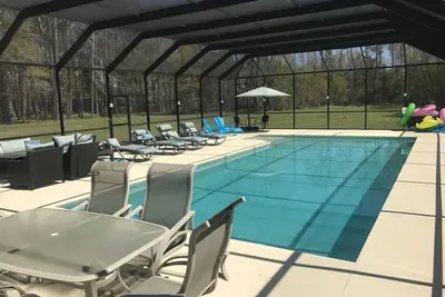 Image de Luxury Estate Living sur cinq acres avec piscine à quelques minutes du centre-ville de Beaufort