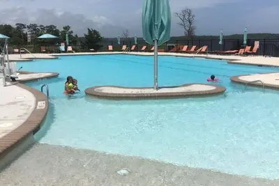 Image de Maison de ville relaxante avec piscine communautaire et Ă quelques minutes de la plage!