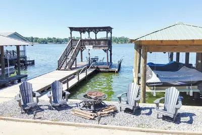 Des tarifs plus bas en raison de la baisse de l'eau. Chalet au bord de l'eau à False River