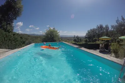 Trois gîtes avec piscine dans un endroit calme avec vue panoramique au milieu des olives