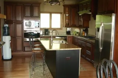 Image de Nouvelle propriété privée de 4 chambres à Saratoga Springs avec quai