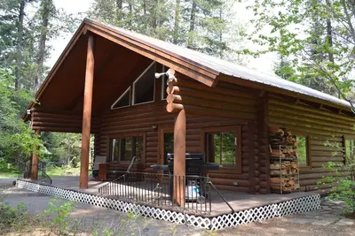 Image de Notre cabane en rondins confortable près du Glacier, 1282 pieds carrés