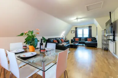 Image de Grand penthouse moderne avec lit king size