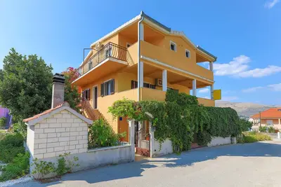 Bel appartement à Okrug Donji