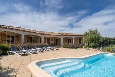 Image de Villa spacieuse à Pouzols-Minervois avec piscine