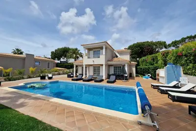 Spacieuse villa de 4 chambres avec piscine privée à Varandas do Lago