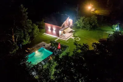 Image de Maison de luxe avec piscine privée, sauna, bain à remous intérieur et extérieur, rivière. . .