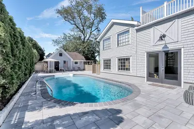 Image de Maison multi-familiale avec piscine - 6 pâtés de maisons de la plage