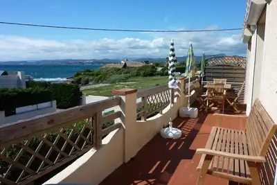 Image de Spacieux haut de villa Ă 20m de la mer, 200m d'une plage de sable, large vue mer