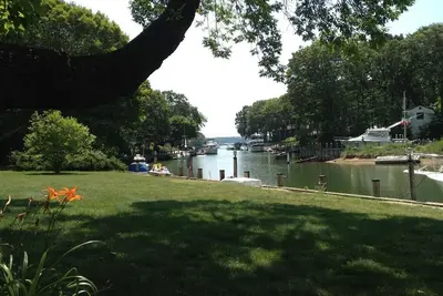 Image de Retraite paisible avec quai en eau profonde privé de 100 pieds