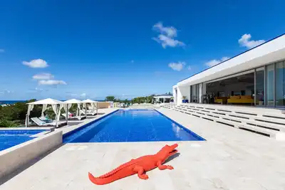 Swanky Caribbean Estate, vue sur l'océan, piscine chauffée, climatisation, Wi-Fi gratuit, tennis de table, table de billard