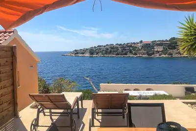 Paisible appartement de 2 chambres en front de mer sur l'île de Korcula