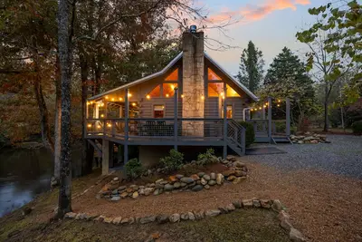 Image de Cabine PRIVÉE De 2 Aciers Au Bord De La RIVIÈRE Dans Les Grandes Montagnes FUMÉES