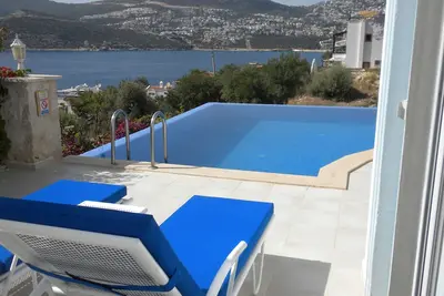 Image de Villa 3 Chambres - Piscine; Vues sur la mer; Wifi gratuit; Climatisation; Tv: Beach 2 minutes à pied