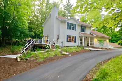 Image de Nouveau pour 2019! Nouveau remodelage, magnifiquement meublé, pour 10-12 personnes