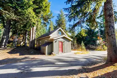 Image de Nouvelle Liste! Chalet confortable et confortable dans le camp du gouvernement!