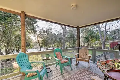 Image de Nouveau! Riverfront House w \/ Deck, à 7 km de San Marcos!