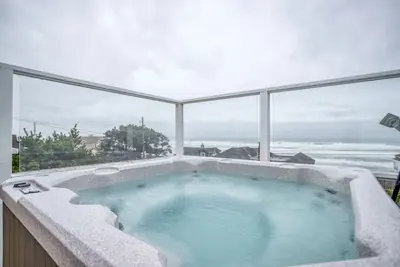 Image de Amazing View, Hot Tub, WiFi, Deck and Giant Yard!