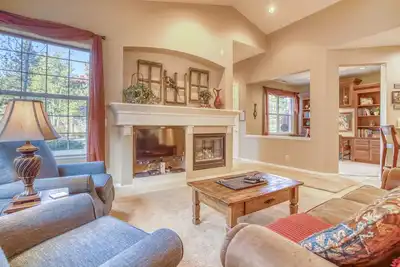 Image de Belle maison personnalisée avec suite principale, accès à la piscine et proche de la ville