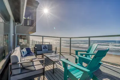 Image de Roads End Oceanfront avec un style contemporain dispose de chambres avec vue sur l'océan