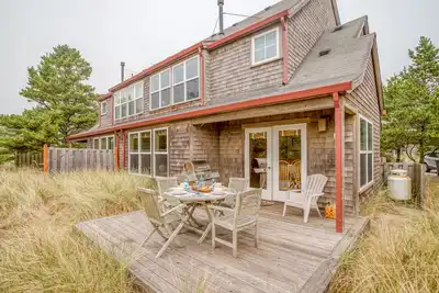 Image de Moderne Animaux acceptés Pacific City Beach Home dans Shorepine Village