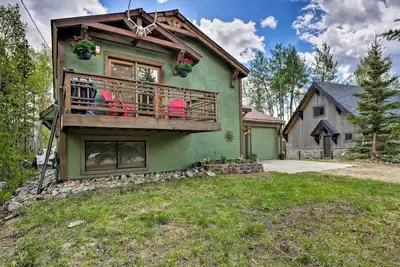 Image de Maison rustique avec cour, terrasse, foyer, terrain de golf