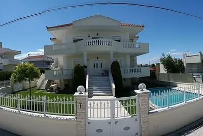 Image de 5 minutes de la plage! Appartement familial confortable. Complètement climatisé